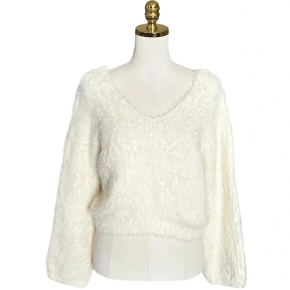 PRETTY LITTLE THING |Off White Fuzzy Knit Oversized Cropped V-neckSweater Size 0 - Picture 3 of 8